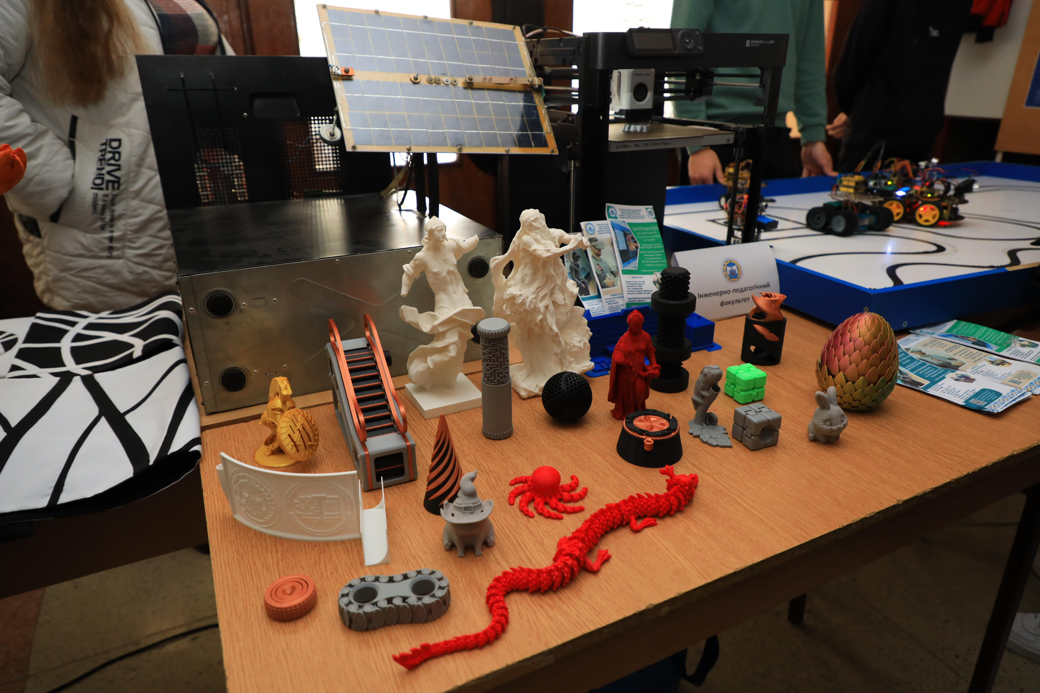 Стенд з виробами, надрукованими на 3D-принтері.